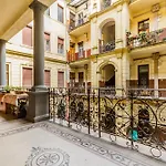 W17Elegant Inner City Apt W/King Bed&Friendly Host