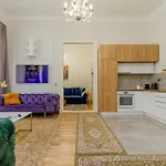 W17Elegant Inner City Apt W/King Bed&Friendly Host